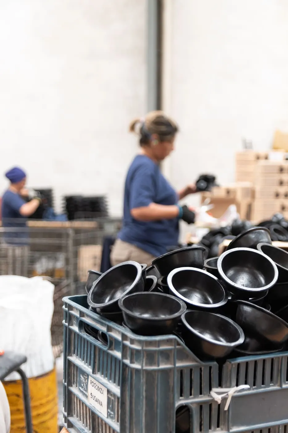 Cajón con sopapas de goma recién moldeadas en la planta de Fasec